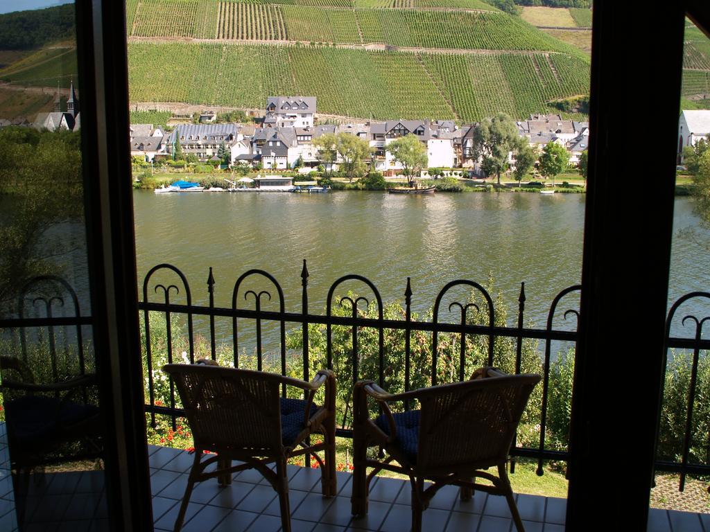 Ferienwohnung Am Moselufer Zell an der Mosel Exterior photo