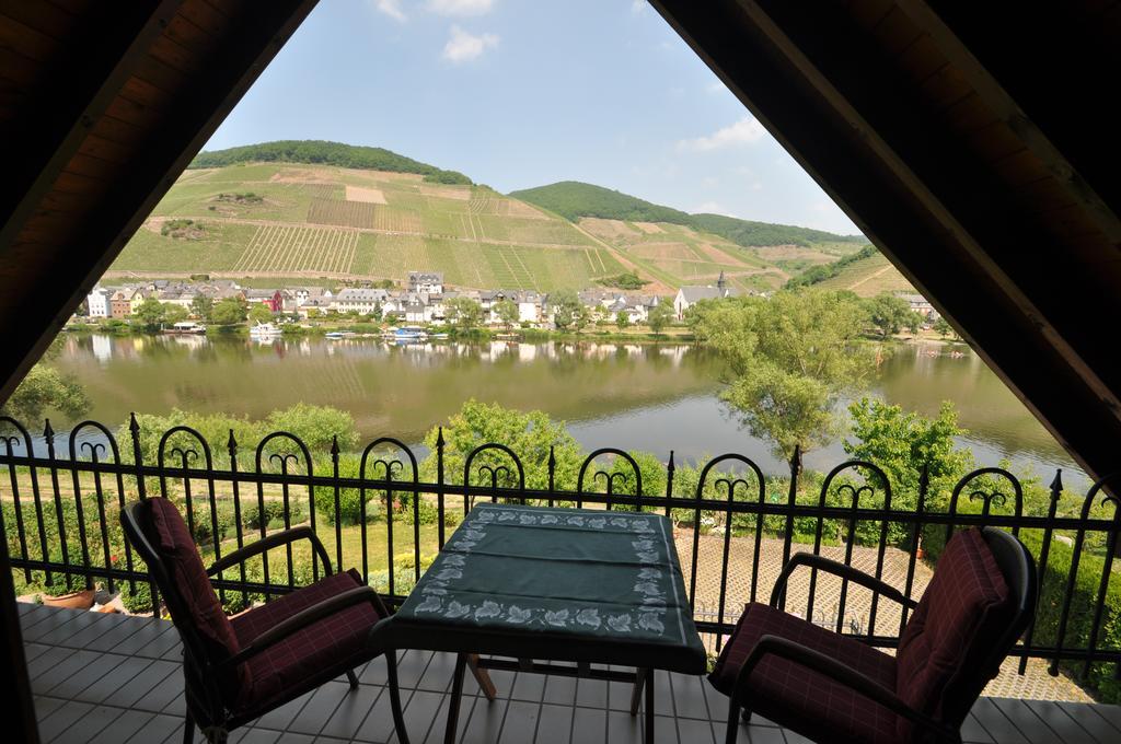 Ferienwohnung Am Moselufer Zell an der Mosel Exterior photo